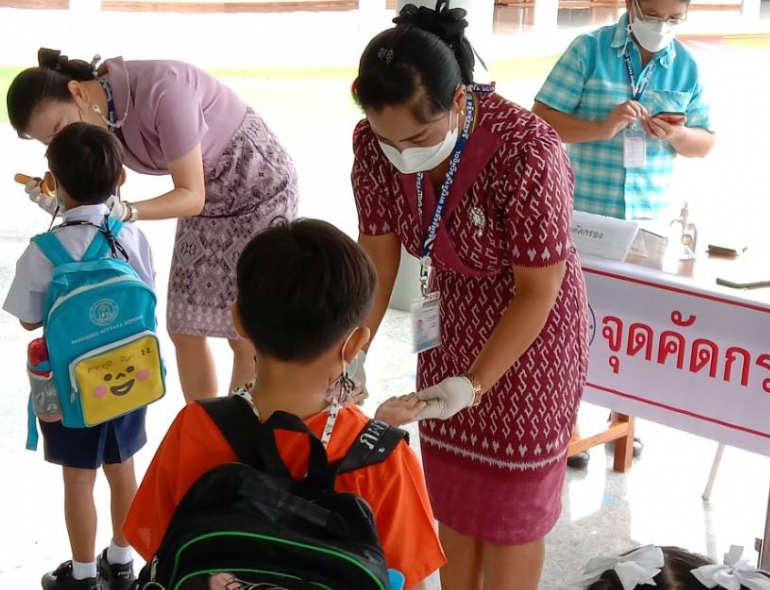 โรงเรียนสามัคคีวิทยาได้ตรวจคัดกรองเด็ก ๆ ก่อนเข้าห้องเรียน เพื่อป้องกันการแพร่ระบาดและลดการแพร่เชื้อ