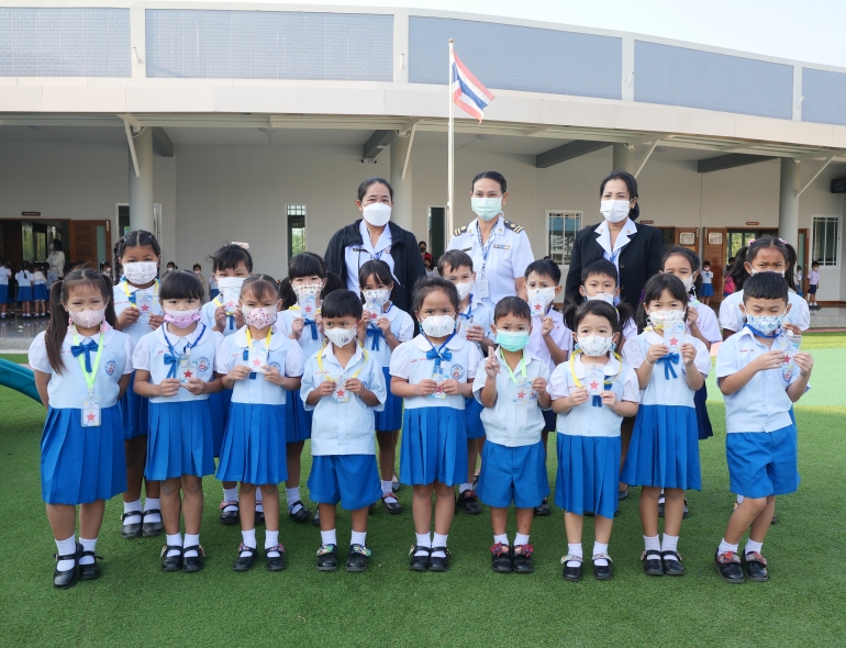 วันที่ 27 กุมภาพันธ์ 2566 ระดับปฐมวัยจัดกิจกรรมโครงการส่งเสริมคุณธรรม จริยธรรมในโรงเรียนโดยมอบดาวให้กับเด็ก ๆ