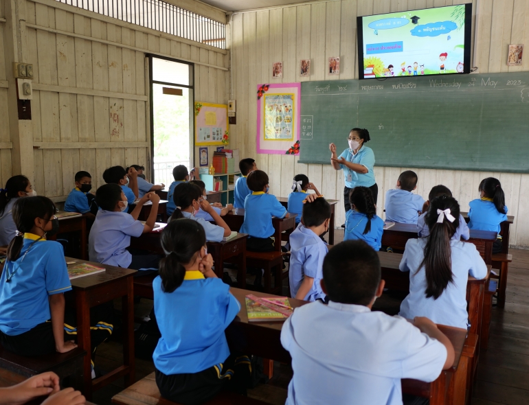 บรรยากาศการเรียนวิชาภาษาไทย ระดับชั้นประถมศึกษาปีที่ 4  เรียนรู้เกี่ยวกับ 