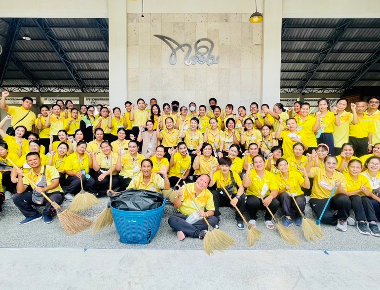 วันที่ 28 กรกฎาคม 2566 คณะผู้บริหาร คณะครู และบุคลากร ร่วมแรงร่วมใจทำความสะอาดอาคารเรียน ห้องเก็บอุปกรณ์ จัดเก็บสื่อการเรียนการสอน ของใช้ในกิจกรรมต่าง ๆ  ให้สะอาด เป็นระเบียบ