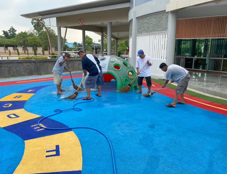 คุณครูและบุคลากรทุกท่านช่วยกันทำความสะอาดอาคารสถานที่ อุปกรณ์ของเล่น ตรวจสอบความปลอดภัยของเครื่องใช้ไฟฟ้า จัดเตรียมโต๊ะ เก้าอี้ หนังสือ-สมุด เตรียมพร้อมต้อนรับนักเรียน ภาคเรียนที่ 1 ปีการศึกษา 2567