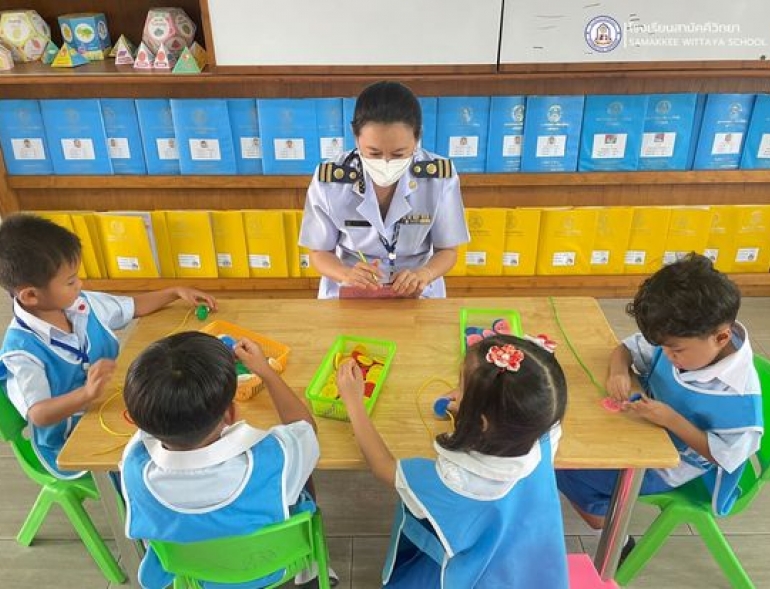 ระดับปฐมวัยมีการประเมินพัฒนาการของนักเรียนเตรียมอนุบาลและระดับปฐมวัยปีที่ 1 - 3